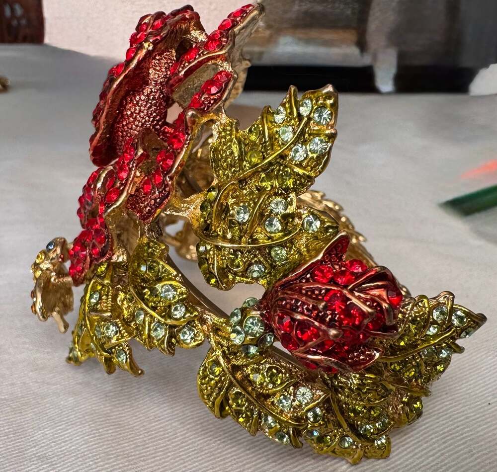 Unsigned Heidi Daus Inspired "Stop and Smell the Roses" Rose & Bee Bracelet - Picture 3 of 4